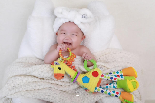 茂名三个月宝宝正确抱姿